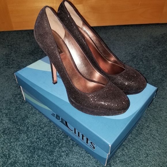 Black sparkly heels cliffs by white mountain - Picture 8 of 12